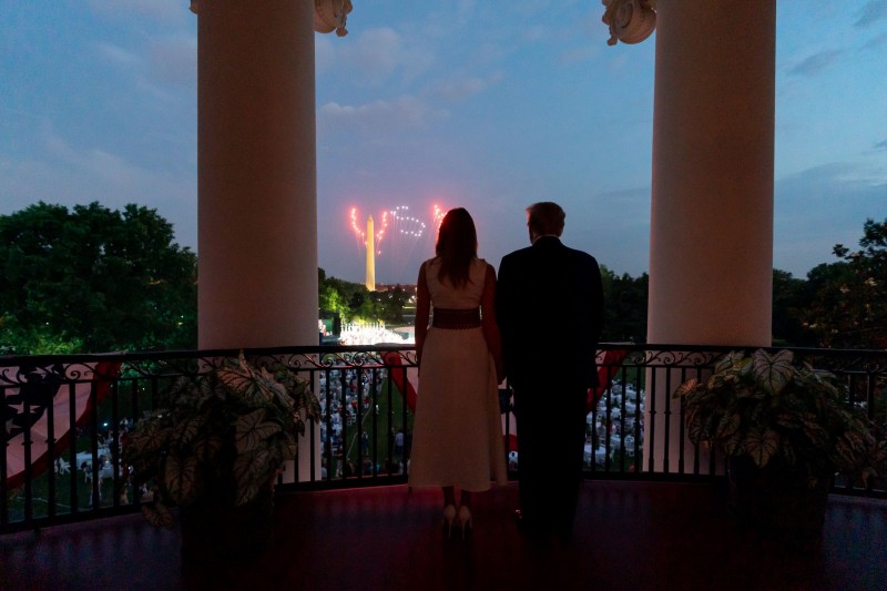 <p>Donald J. y Melania Trump ven los fuegos artificiales desde la Casa Blanca el pasado 4 de julio.</p>