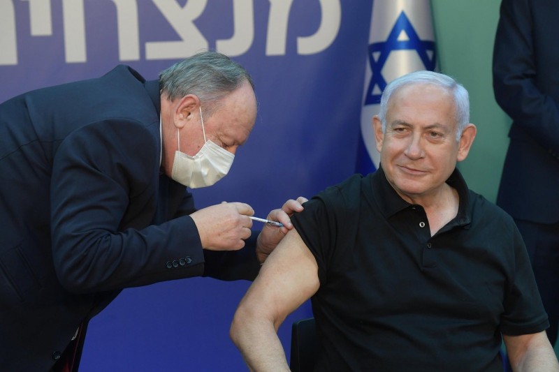 <p>El primer ministro de Israel, Benjamin Netanyahu, recibe la vacuna contra el covid-19.</p>