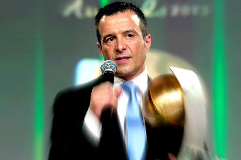 <p>Jorge Mendes, al recoger en 2013 el premio al mejor agente del año.</p>