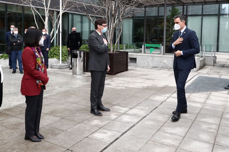 <p>Salvador Illa y Carolina Darias reciben a Pedro Sánchez en la sede de la Agencia Española de Medicamentos este martes 25 de enero.</p>