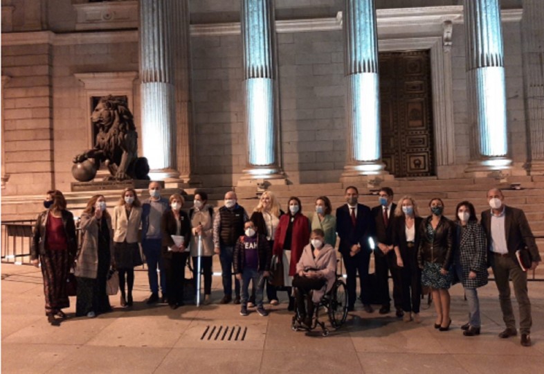 <p>Representantes de CERMI Mujeres frente al Congreso el 16/10/2020, cuando se aprobó la prohibición de las esterilizaciones forzosas.</p>