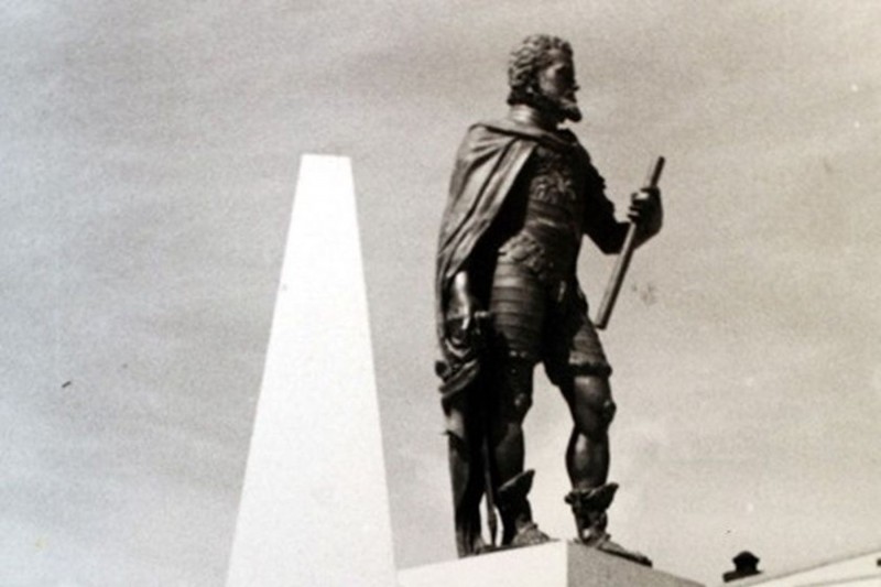 <p>Escultura de Felipe II en plaza de la Armería de Madrid. </p>