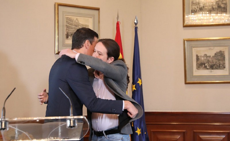 <p>Abrazo entre Sánchez e Iglesias tras anunciar el preacuerdo para un Gobierno de coalición en noviembre de 2019. </p>