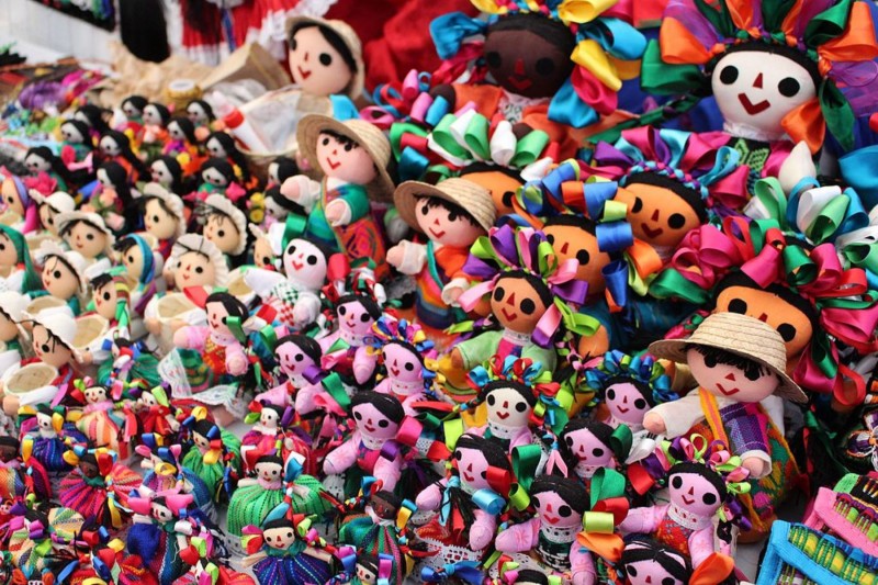<p>Marías, muñecas de trapo que copian la vestimenta tradicional de las mujeres mazahua.</p>