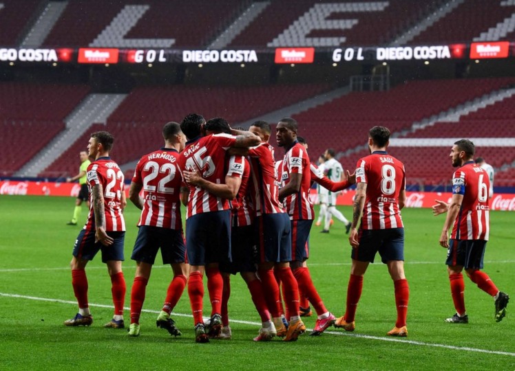 <p>Los jugadores del Atleti felicitan a Diego Costa tras el 3-1 contra el Elche.</p>