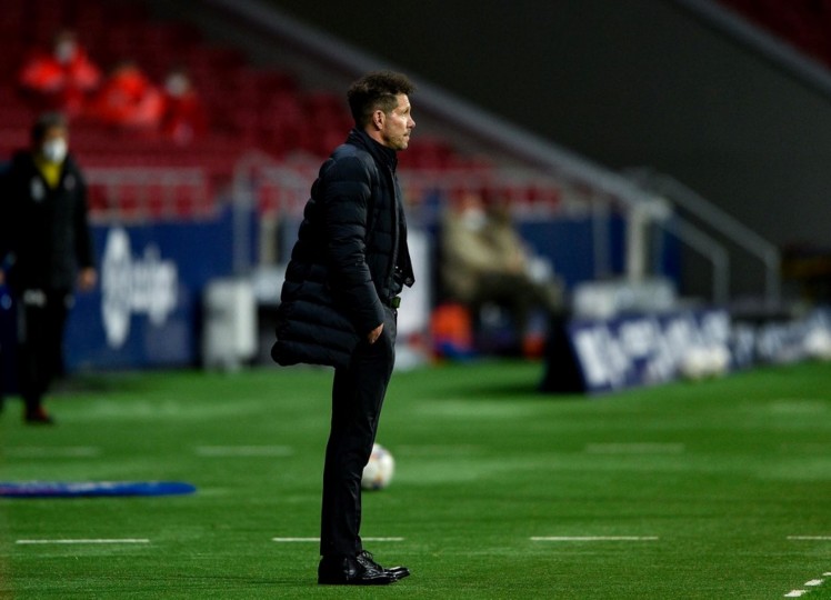 <p>Simeone dando instrucciones a sus jugadores durante el partido contra el Celta.</p>