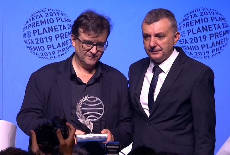 <p>Javier Cercas posa con el Premio Planeta 2019 junto a Manuel Vilas, galardonado con el 2º premio.</p>