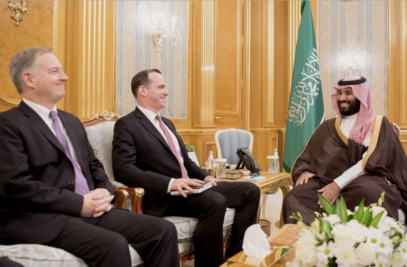 <p>Brett McGurk (centro), actual asesor de Biden, con el príncipe saudí y su equipo en 2017, ejerciendo de enviado de Trump para combatir al ISIS.</p>