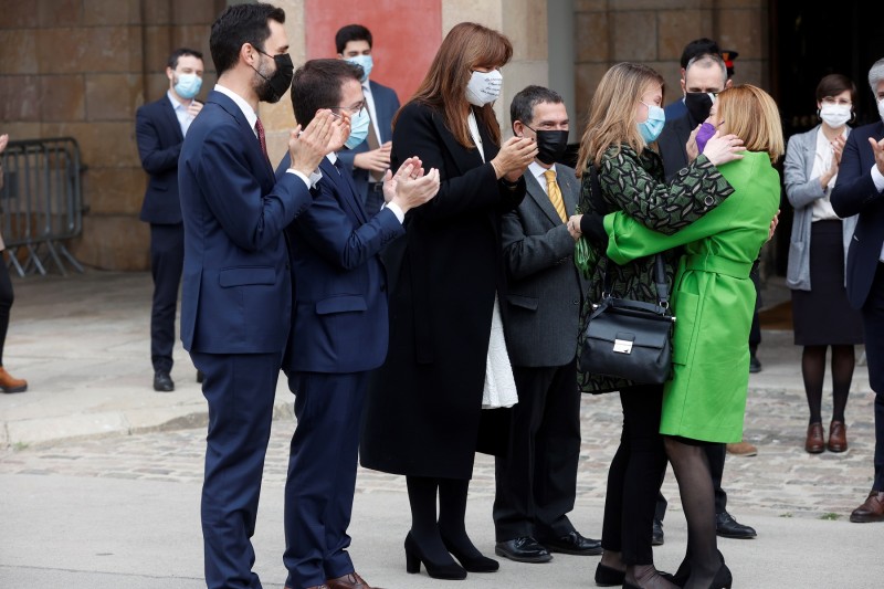 <p>Roger Torrent, Pere Aragonès y Laura Borràs reciben a Meritxell Serret, que se abraza con Forcadell.</p>