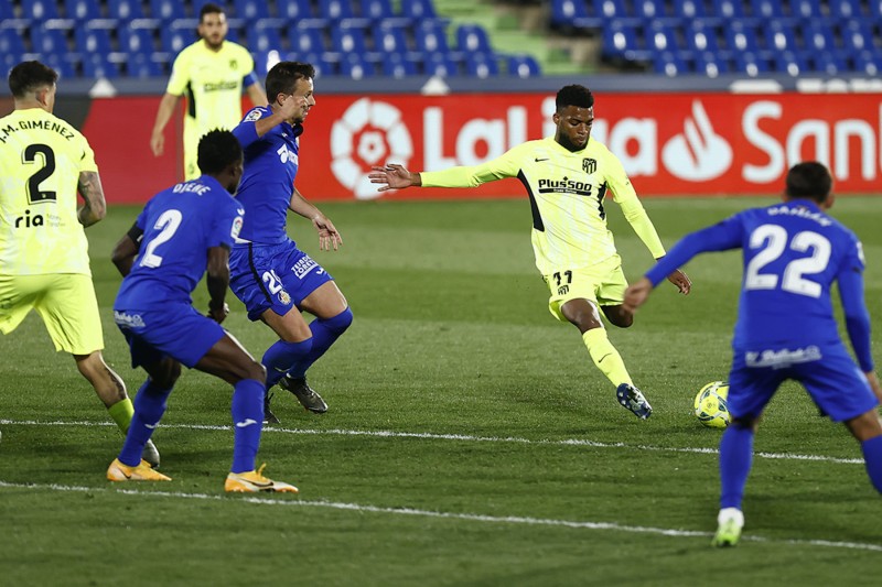 <p>Lemar tira a puerta desde la frontal, durante el partido frente al Getafe. </p>