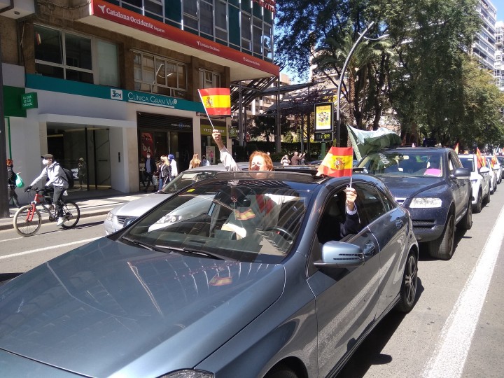 <p>Participantes en la caravana de Vox en Murcia muestran banderas de España.</p>