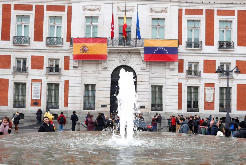 <p>La sede del Gobierno regional de Madrid luce en su balcón principal las banderas de España y Venezuela en enero del 2020.</p>