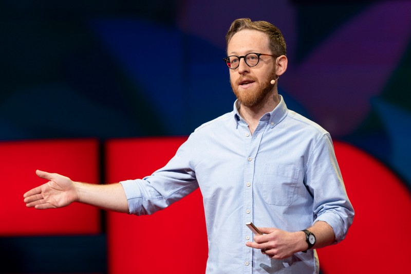 <p>Andrew Marantz imparte una TED Talk en 2019 en Vancouver, Canadá.</p>