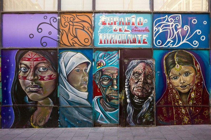<p>Puerta de <em>La Caracola</em>, espacio del inmigrante en el Raval (Barcelona), que fue desalojado en enero.</p>