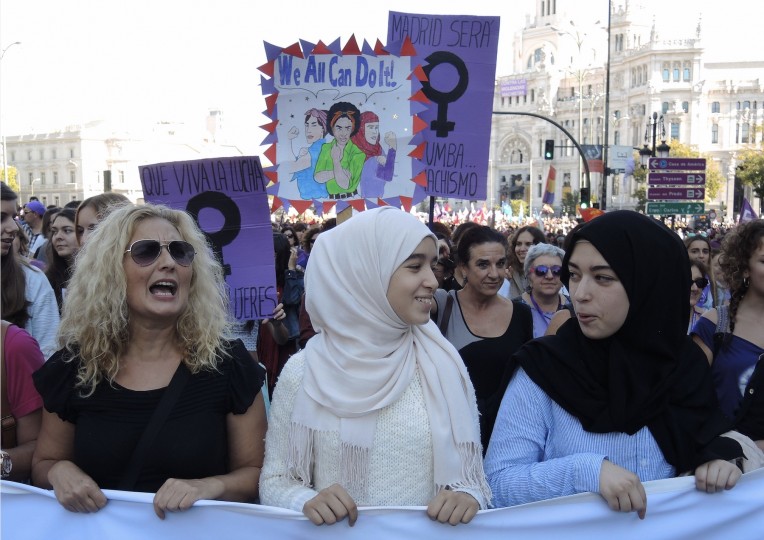 <p>Jóvenes musulmanas llevando una pancarta en las marchas del 7-N (día contra la violencia machista) en Madrid.</p>