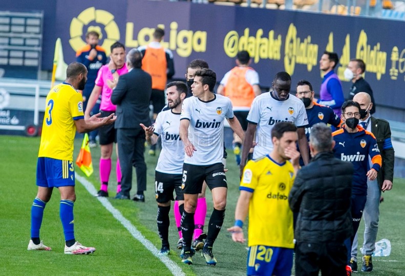 <p>Los jugadores del Valencia CF abandonan el campo en solidaridad con Diakhaby</p>