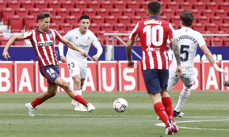 <p>Llorente generando peligro en el área del Huesca en los primeros compases del juego</p>