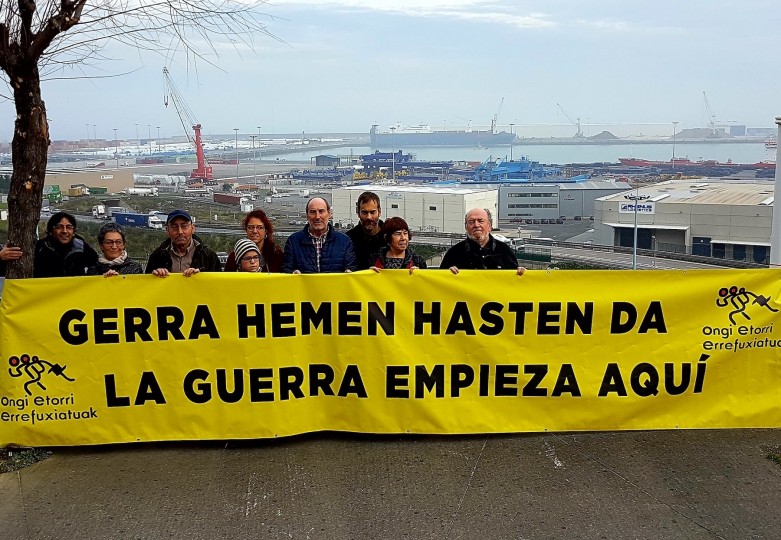 <p>Grupo de ciudadanos protesta contra el envío de armas a Arabia Saudí desde el Puerto de Bilbao en 2018.</p>