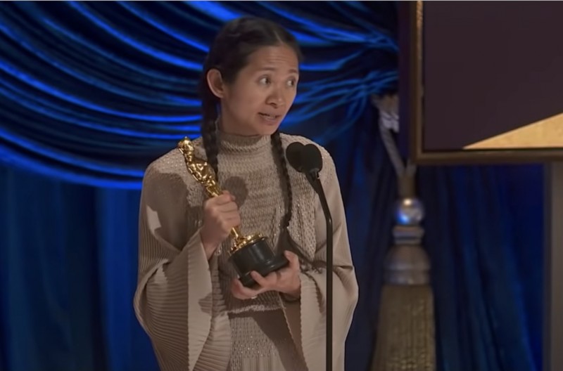 <p>Chloe Zhao, segunda mujer en la historia en ganar un Oscar a la mejor dirección por su película <em>Nomadland.</em></p>