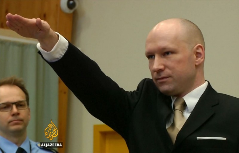 <p>Anders Breivik hace el saludo nazi en 2016 en un juicio para mejorar sus condiciones carcelarias.</p>