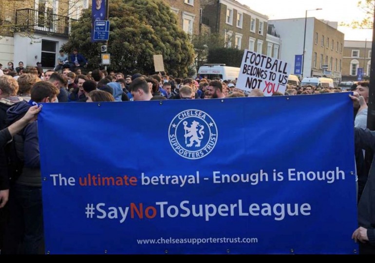 <p>Aficionados del Chelsea protestan contra el proyecto de la Superliga.</p>