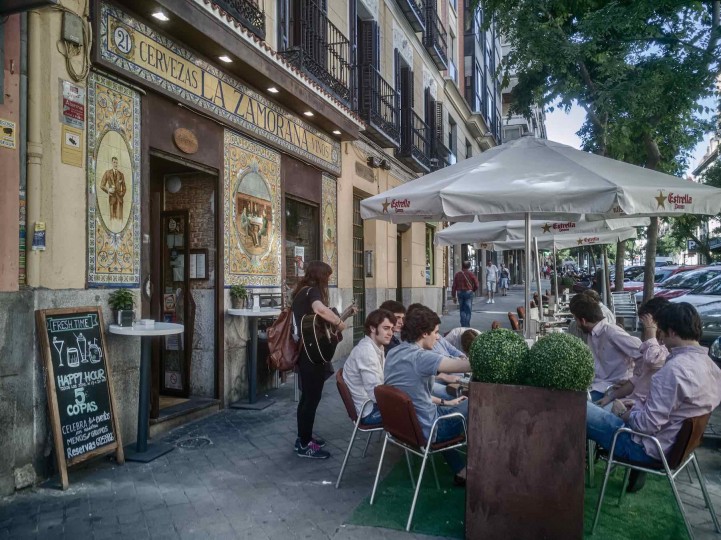 <p>Una terraza en una calle de Madrid.</p>
