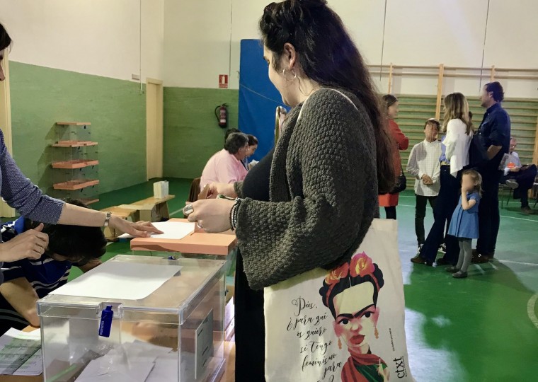 <p>Una joven votando en un colegio electoral de Madrid, en 2019.</p>