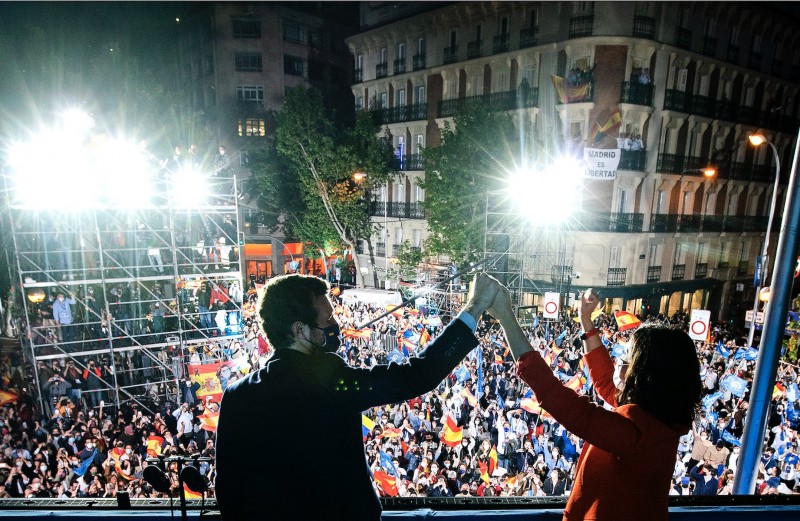<p>Pablo Casado e Isabel Díaz Ayuso celebrando en la sede del PP los resultados del 4M. </p>