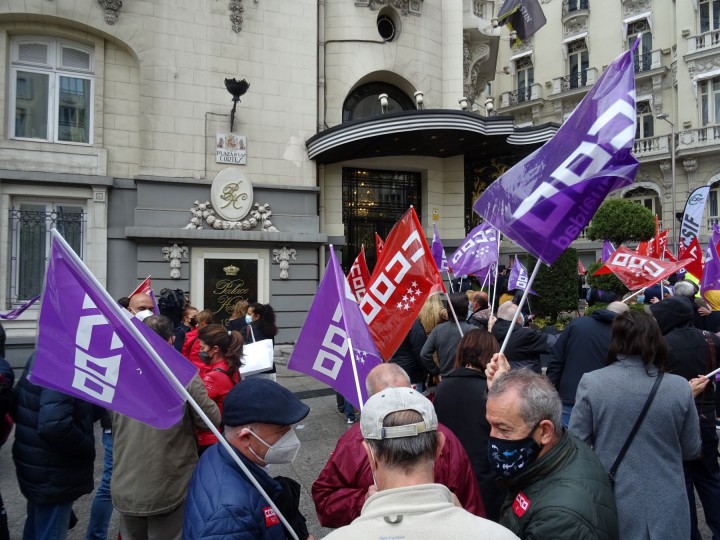 <p>Trabajadores protestan frente al hotel Palace.</p>