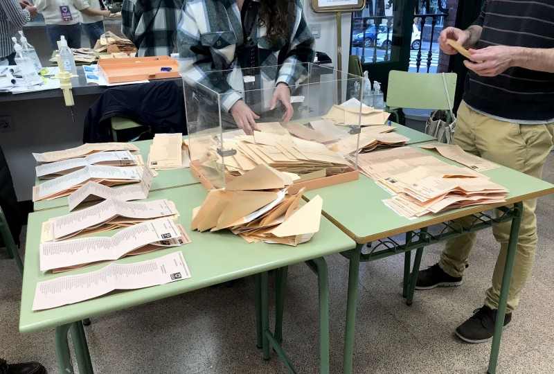 <p>Recuento de votos en un colegio de Madrid el 4M.</p>