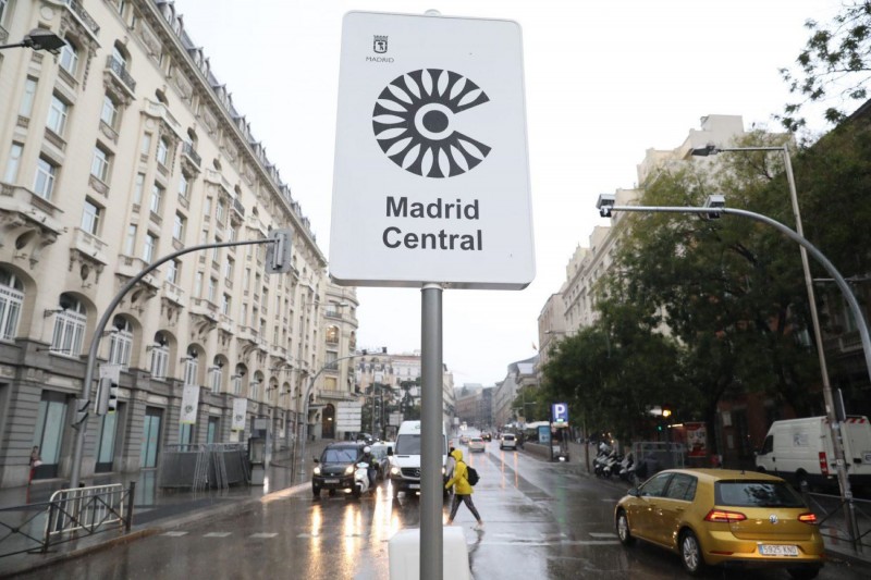 <p>Señal de Madrid Central instalada por el Ayuntamiento en 2018 en la Plaza de las Cortes. </p>