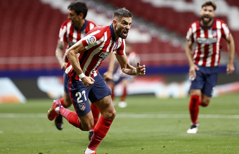 <p>Yannick Carrasco celebra su gol (el 1-0).</p>