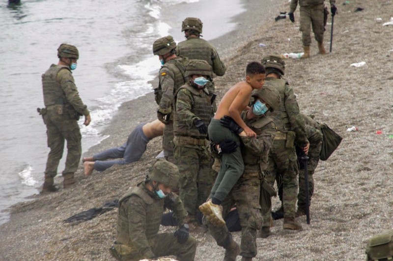 <p>Miembros del ejército español sacando del agua a niños migrantes en las playas de Ceuta.</p>