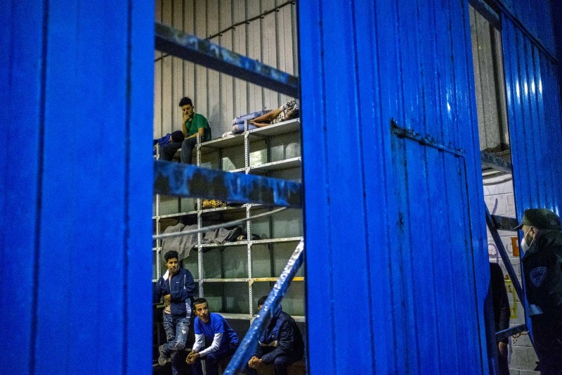 <p>Centro de menores gestionado por Cruz Roja, habilitado en una nave industrial cercana a la frontera de Tarajal. Ceuta, mayo de 2021.</p>