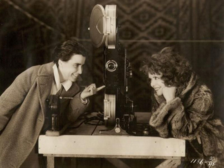 <p>Dorothy Arzner y Clara Bow en el rodaje de La fiesta salvaje.</p>