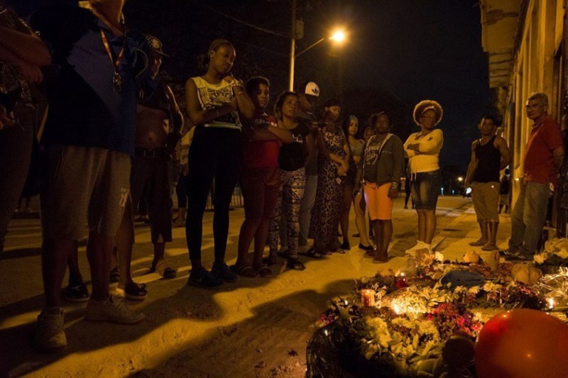 <p>Vecinos del barrio improvisan un altar en homenaje a las tres niñas.</p>