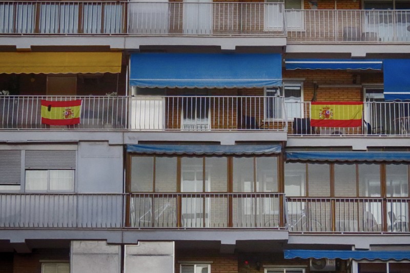 <p>Balcones con banderas de España en Alcalá de Henares (Madrid, 2020).</p>