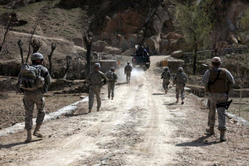 <p>Un vehículo de la Policía Nacional Afgana guía a un grupo de soldados estadounidenses hasta (Logar, Afganistán).</p>