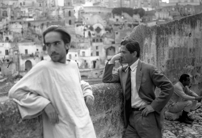 <p>Pasolini junto a Irazoqui en Matera, durante el rodaje de El Evangelio según San Mateo (1964).</p>
