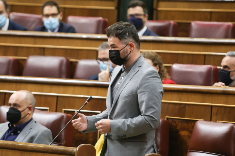 <p>Gabriel Rufián pregunta al presidente del Gobierno, Pedro Sánchez, durante la sesión de control.</p>