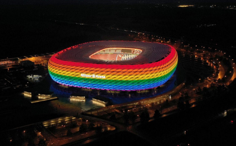 <p>El Allianz Arena, estadio del Bayern, iluminado con la bandera arcoíris.</p>