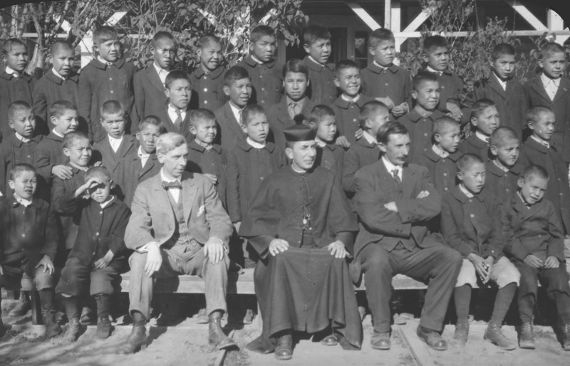 <p>Niños indígenas y personal de la escuela residencial de Kamloops en una imagen sin fechar. </p>