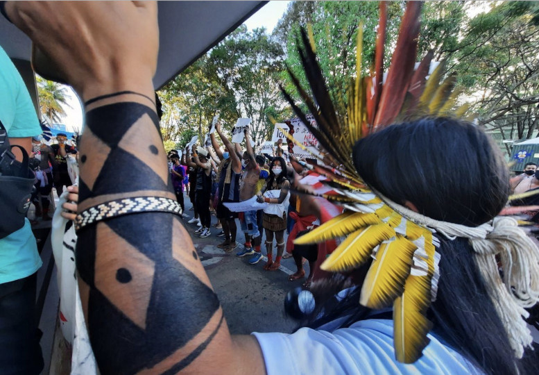 <p>Indígenas se manifiestan para denunciar las ilegalidades cometidas por el Ministerio de Medio Ambiente (Brasilia).</p>