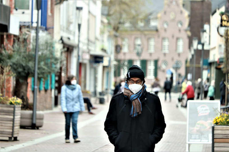 <p>Un hombre camina con la mascarilla puesta. <strong>/ Caniceus</strong></p>