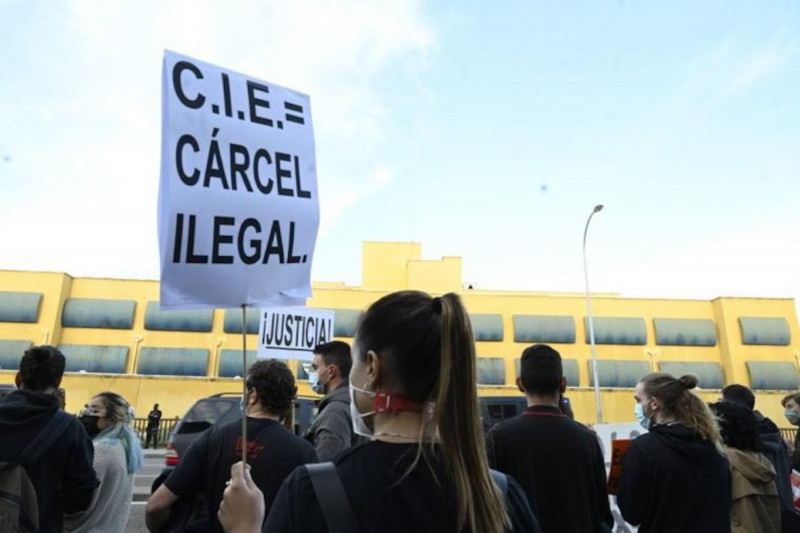 <p>Concentración #denunCIEmos frente al CIE de Aluche (Madrid), del pasado 7 de julio.</p>