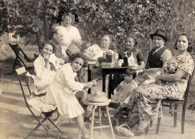 <p>Reynalda (de pie al fondo) en una foto familiar en 1934.</p>