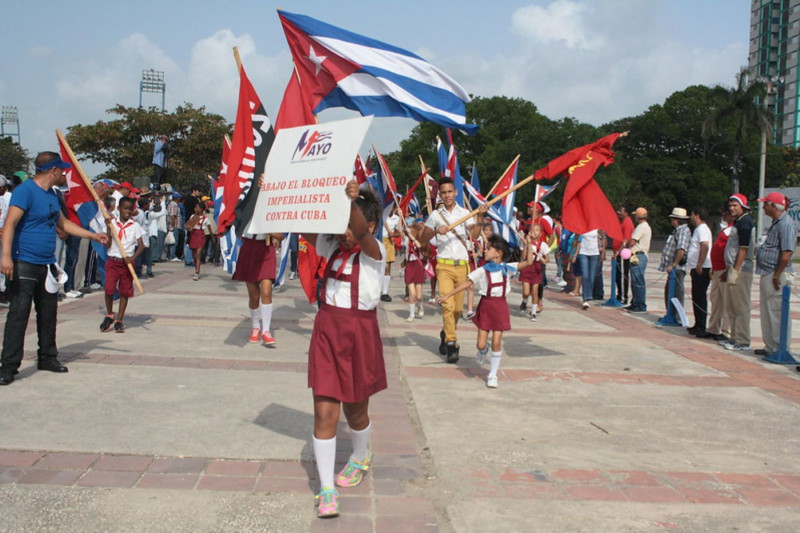 <p>Una niña desfila con un cartel contra el bloqueo el 1º de mayo de 2015 en La Habana.</p>