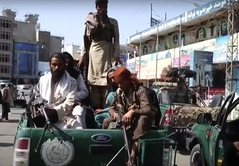 <p>Talibanes armados vigilan las calles de Kabul (Afganistán), tras la retirada de las tropas estadounidenses.</p>