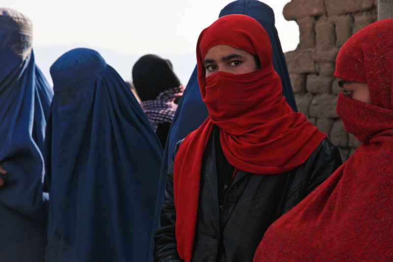 <p>Grupo de mujeres afganas, durante una ceremonia de graduación en Kapisa (Afganistán).</p>