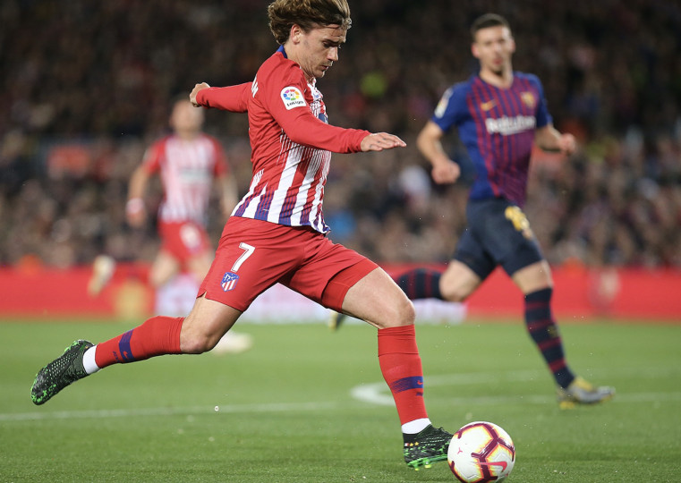 <p>Antoine Griezmann jugando contra el Barça en 2019, su último año en el Atlético de Madrid.</p>